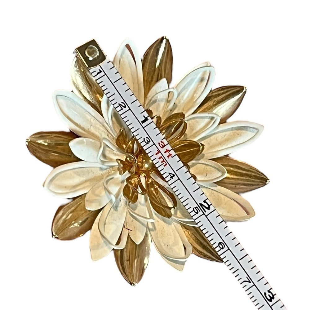 Vintage Sarah Coventry Large Water Lily Goldtone White Flower Brooch - Picture 5 of 6
